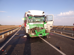 Három kamion ütközött össze az M4-esen