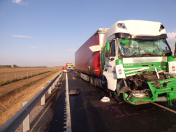 Három kamion ütközött össze az M4-esen