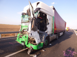 Három kamion ütközött össze az M4-esen