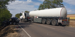 Kamion és személygépkocsi karambolozott a 442-es főúton