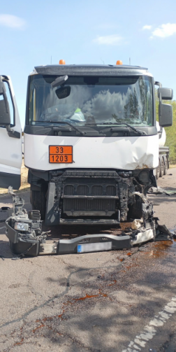 Kamion és személygépkocsi karambolozott a 442-es főúton