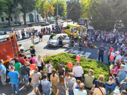 Tűzoltókkal volt teljes a jászberényi Kéklámpás Nap