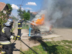 Kigyulladt egy autó Kenderesen