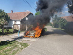 Kigyulladt egy autó Kenderesen