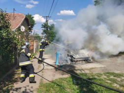 Kigyulladt egy autó Kenderesen