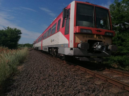 Vonat és autó ütközött egy vasúti átjáróban Tiszaföldvárnál