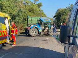 Traktorral ütközött egy furgon Jászapátinál