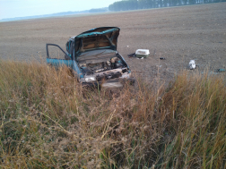 Szántóföldre csapódott egy autó Tiszaburánál
