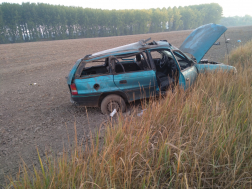 Szántóföldre csapódott egy autó Tiszaburánál