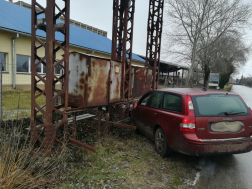 Villanykarónak ütközött egy autó Mezőtúron