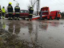 Villanykarónak ütközött egy autó Mezőtúron