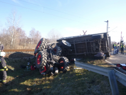 Árokba borult egy traktor Jászberénynél