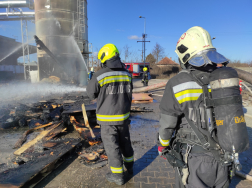 Raklapok égtek egy törökszentmiklósi telepen