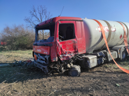 Veszélyes anyagot szállító teherautó borult fel