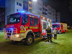 Kigyulladt egy társasházi lakás Szolnokon